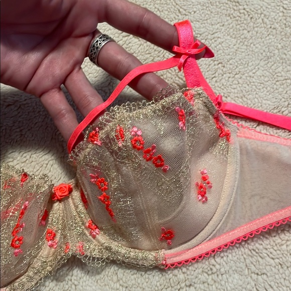 Victoria's Secret Pink and Gold Floral Mesh Bra -Never Worn - Picture 6 of 6